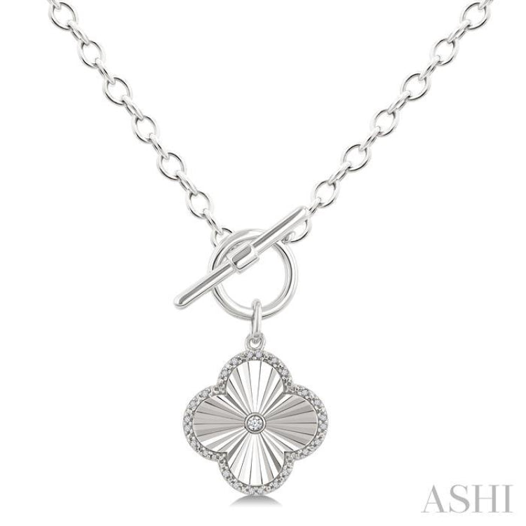 1/10 Ctw Clover Fluted Toggle Round Cut Diamond Fashion Pendant With Chain in Sterling Silver