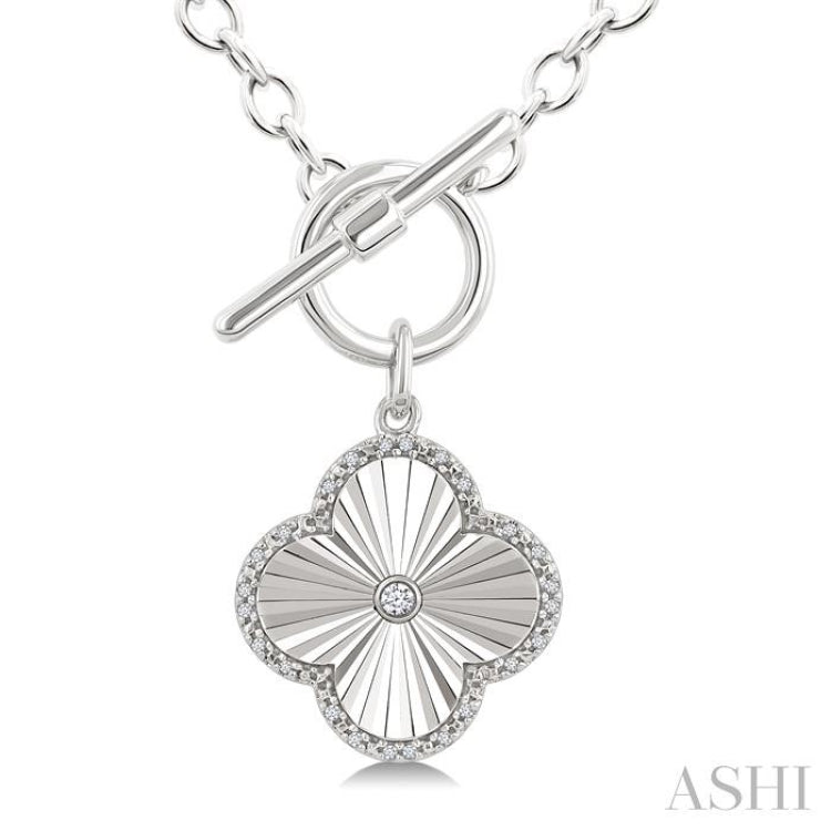 1/10 Ctw Clover Fluted Toggle Round Cut Diamond Fashion Pendant With Chain in Sterling Silver