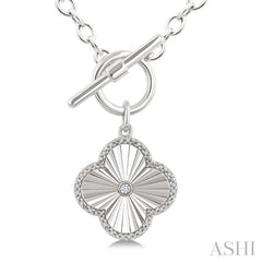 1/10 Ctw Clover Fluted Toggle Round Cut Diamond Fashion Pendant With Chain in Sterling Silver