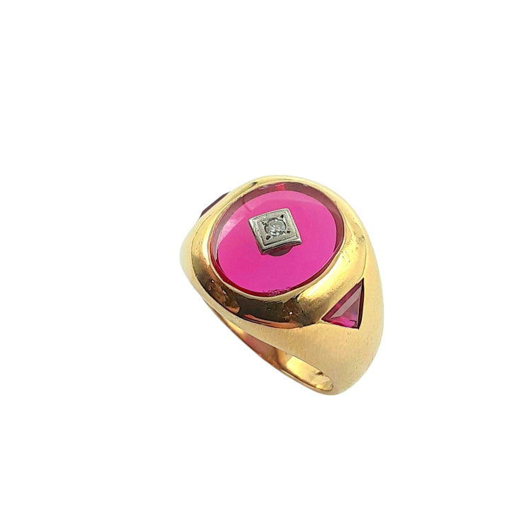 APPRAISED $1000- 10KT Yellow Gold Gents Ring with 1 Single Cut Diamond -EST-.03ct with 1 Oval and 2 Triangle Synthetic Red Gem (13.5x11.5)