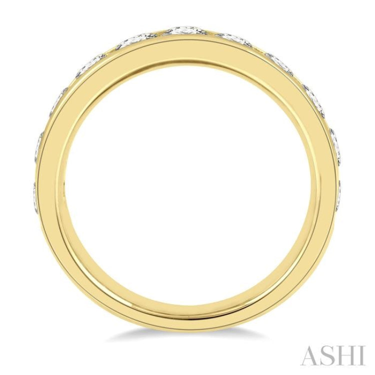 1 1/2 Ctw Channel Set 11 Stone Round Cut Diamond Wedding Band in 14K Yellow Gold