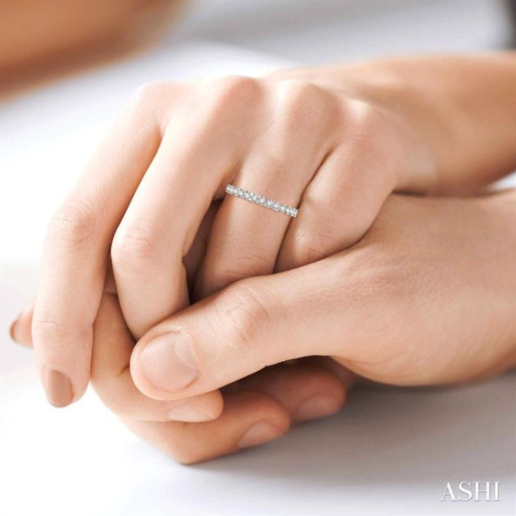 1 Ctw Round Cut Diamond Eternity Band in 14K White Gold