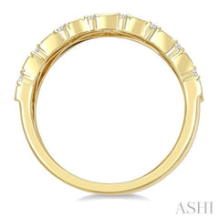1 1/10 Ctw Grid Pattern Baguette and Round Cut Diamond Fashion Band in 14K Yellow Gold