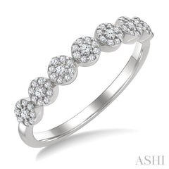 1/4 Ctw Circular Mount Round Cut Diamond Cluster Fashion Band in 14K White Gold