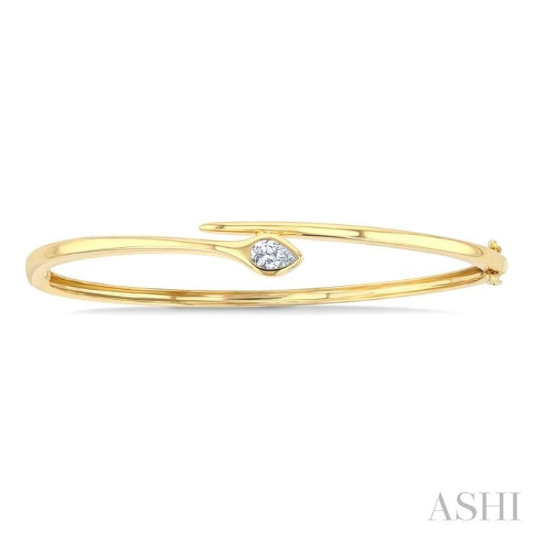 1/3 Ctw Split Bypass Center Pear Cut Diamond Fashion Bangle in 14K Yellow Gold
