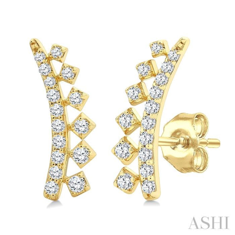 1/4 Ctw Curved Bar Geometric Round Cut Diamond Fashion Ear Climber in 14K Yellow Gold