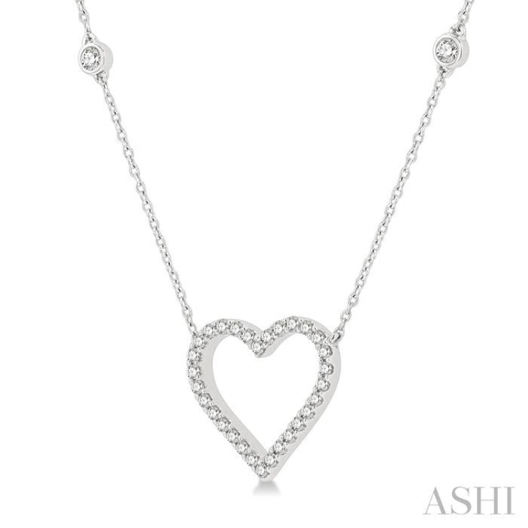 1/2 Ctw Heart Pendant Round Cut Diamond Fashion Station Necklace in 10K White Gold