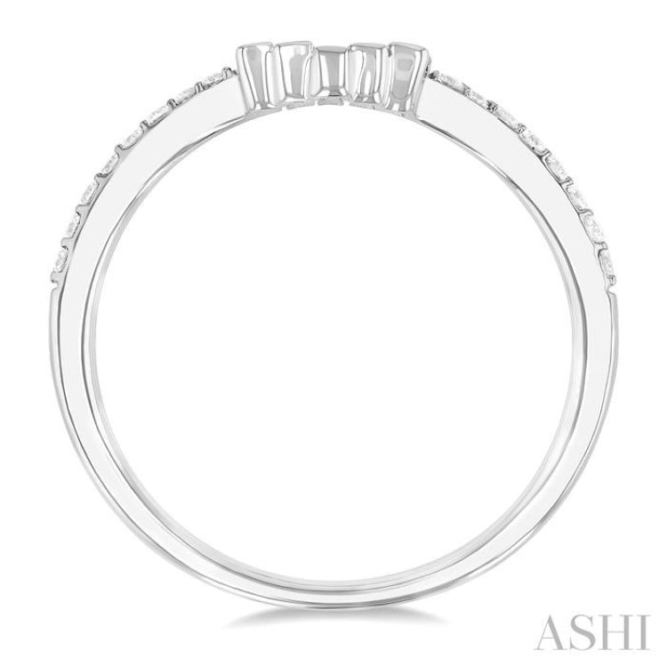 1/4 Ctw Baguette Cut Chevron Centerpiece Round Cut Diamond Wedding Band in 14K White Gold