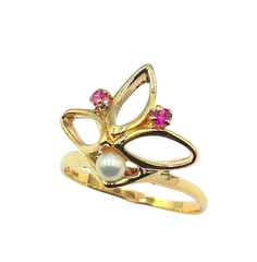 APPRAISED $600 - 14KT Yellow Gold Band with 2 Synthetic Rubies and 1 Cultured Pearl Set in a Lotus Design