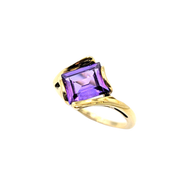 APPRAISED $350- 10KT Yellow Gold Synthetic Sapphire Ring