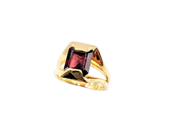 APPRAISED $1600- 14KT Yellow Gold Bar Set Split Euro-Shank Ring with an Emerald Cut Garnet