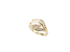 APPRAISED $800- 14KT Yellow Gold Ring a Freshwater Pearl surrounded by Round Brilliant Diamonds