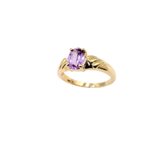 APPRAISED $550- 14KT Yellow Gold Ring with an Oval Synthetic Color Changing Sapphire