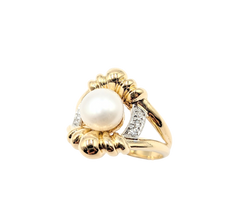 APPRAISED $1200- 14KT Yellow Gold Ring with a Freshwater Pearl surrounded by Single Cut Diamonds