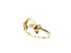 APPRAISED$525- 14KT Yellow Gold Flower Design Ring with a Cultured Pearl