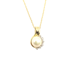 APPRAISED $625- 14KT Yellow Gold Pearl Pendant with Diamonds