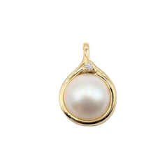 APPRAISED $650- 14KT Yellow Gold Pendant with a Mabe Pearl & a Round Brilliant Diamond